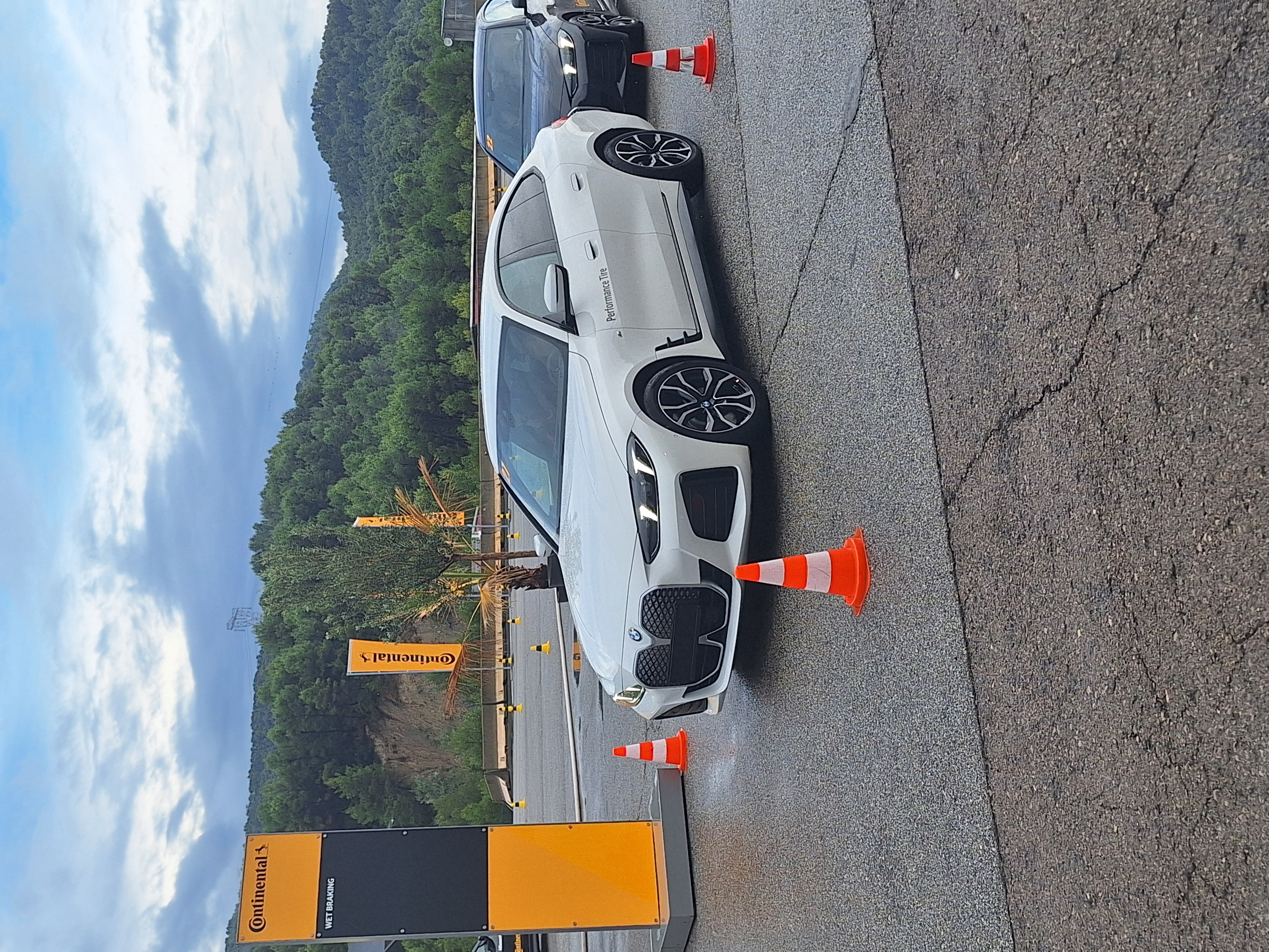 Vozy BMW připravené na stanovišti testování brzdění na mokru.